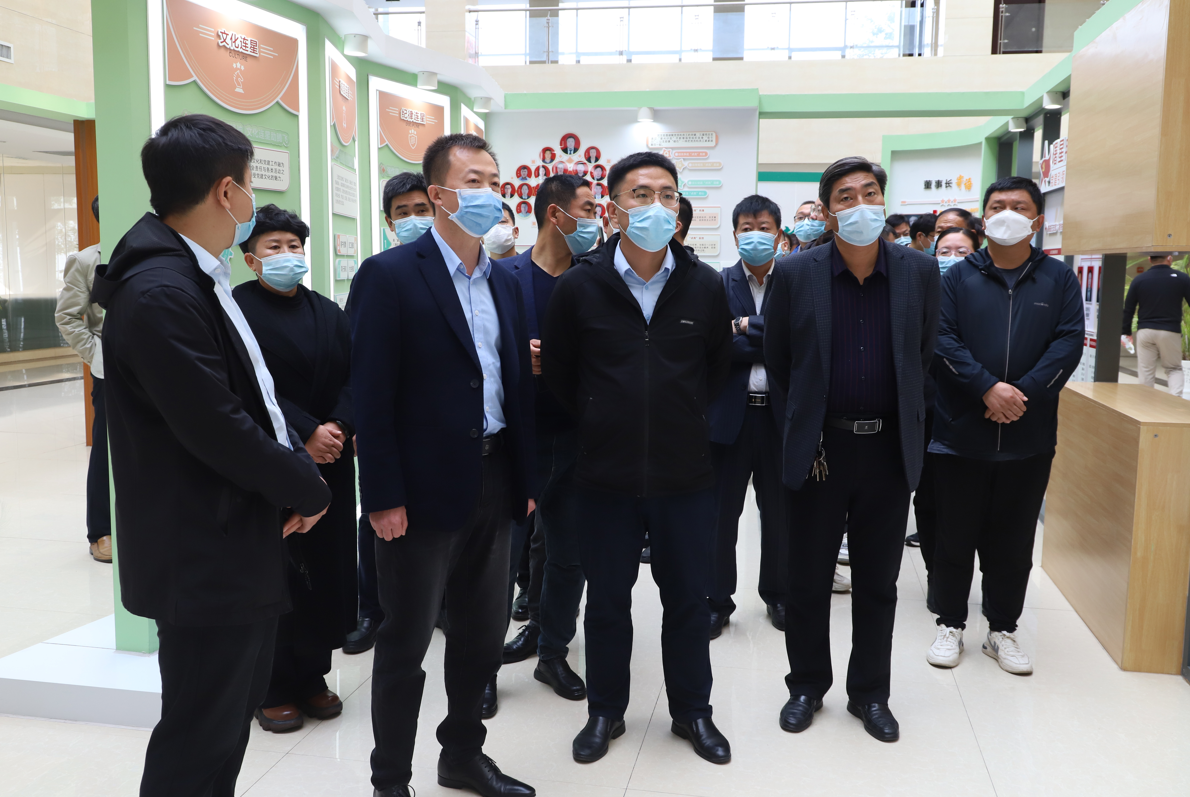 邹平市两新党组织书记示范培训班学员来山东s36沙龙会集团考察学习
