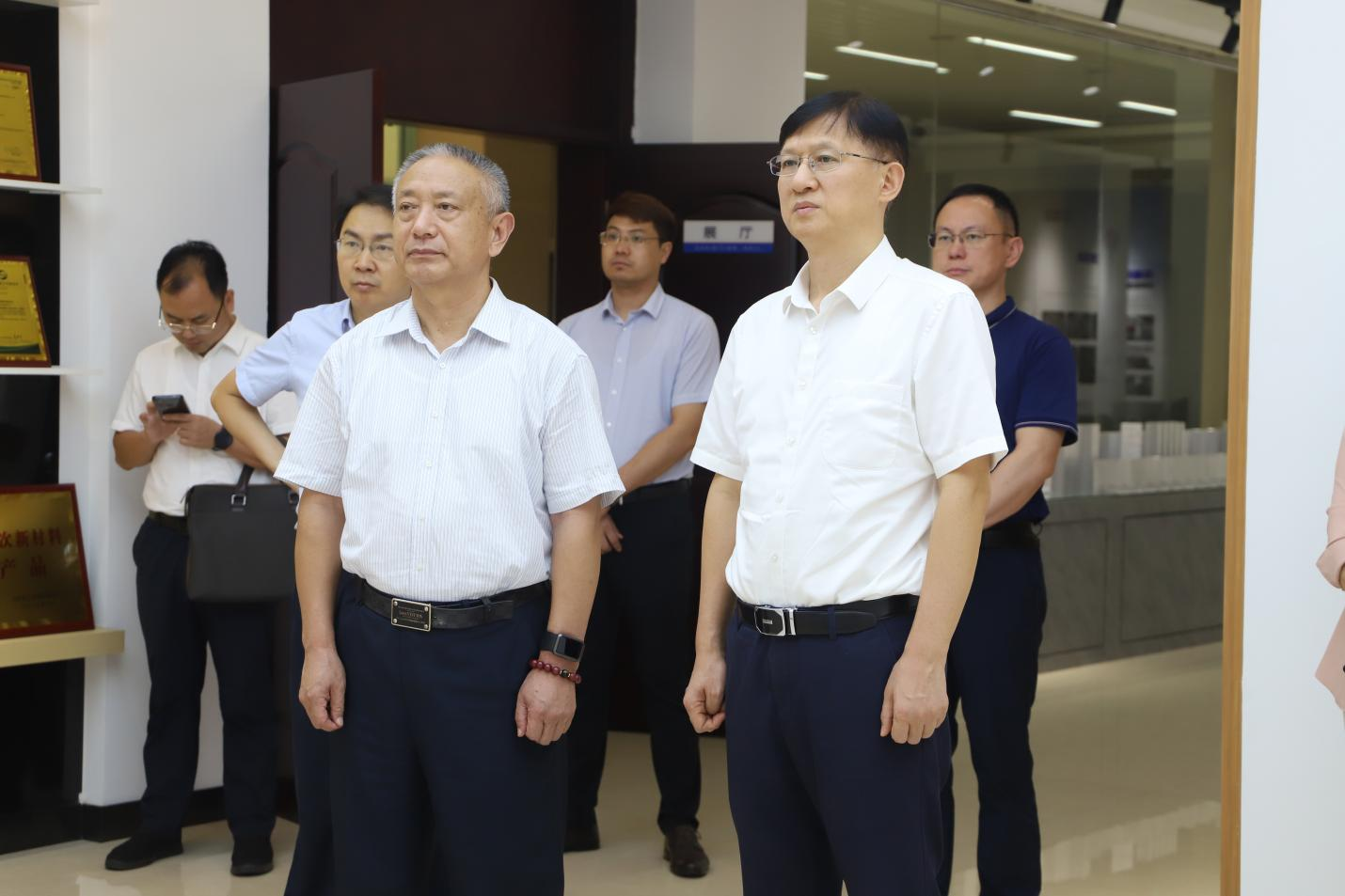 广西百色市委书记黄汝生一行来山东s36沙龙会集团考察交流