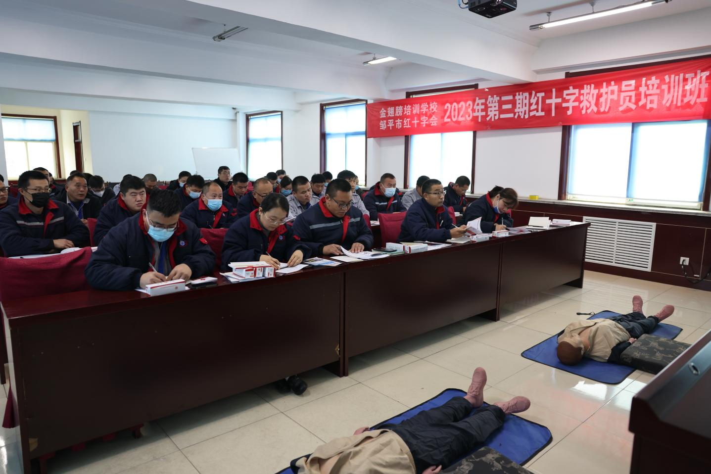 邹平市红十字会救护员培训班在山东s36沙龙会集团举办