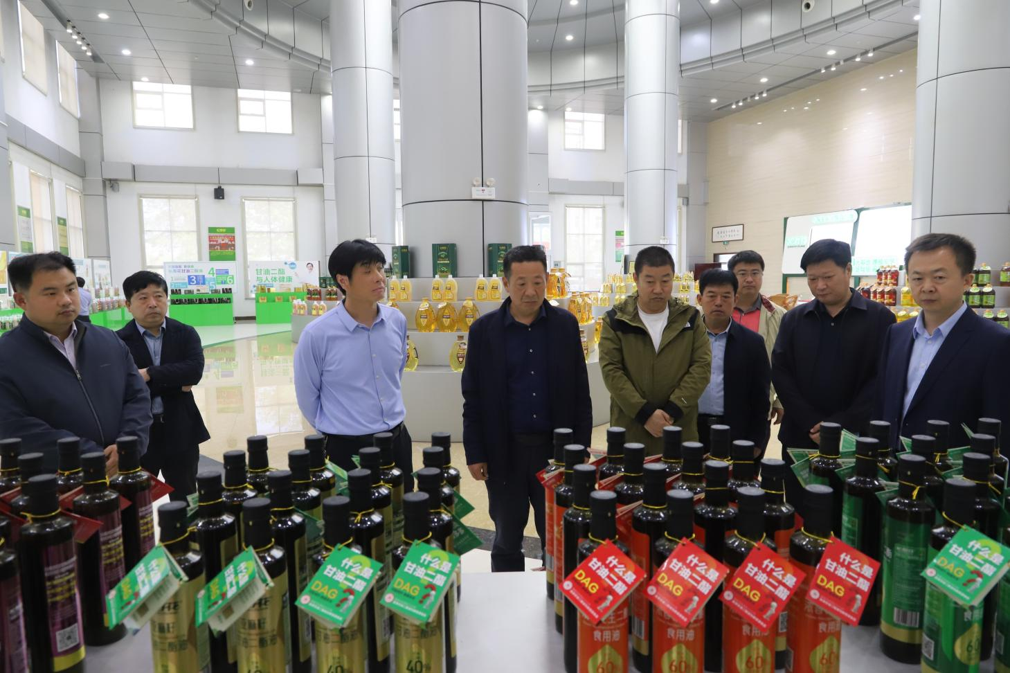 青岛市派平度市云山镇驻村第一书记和工作队来山东s36沙龙会集团参观考察