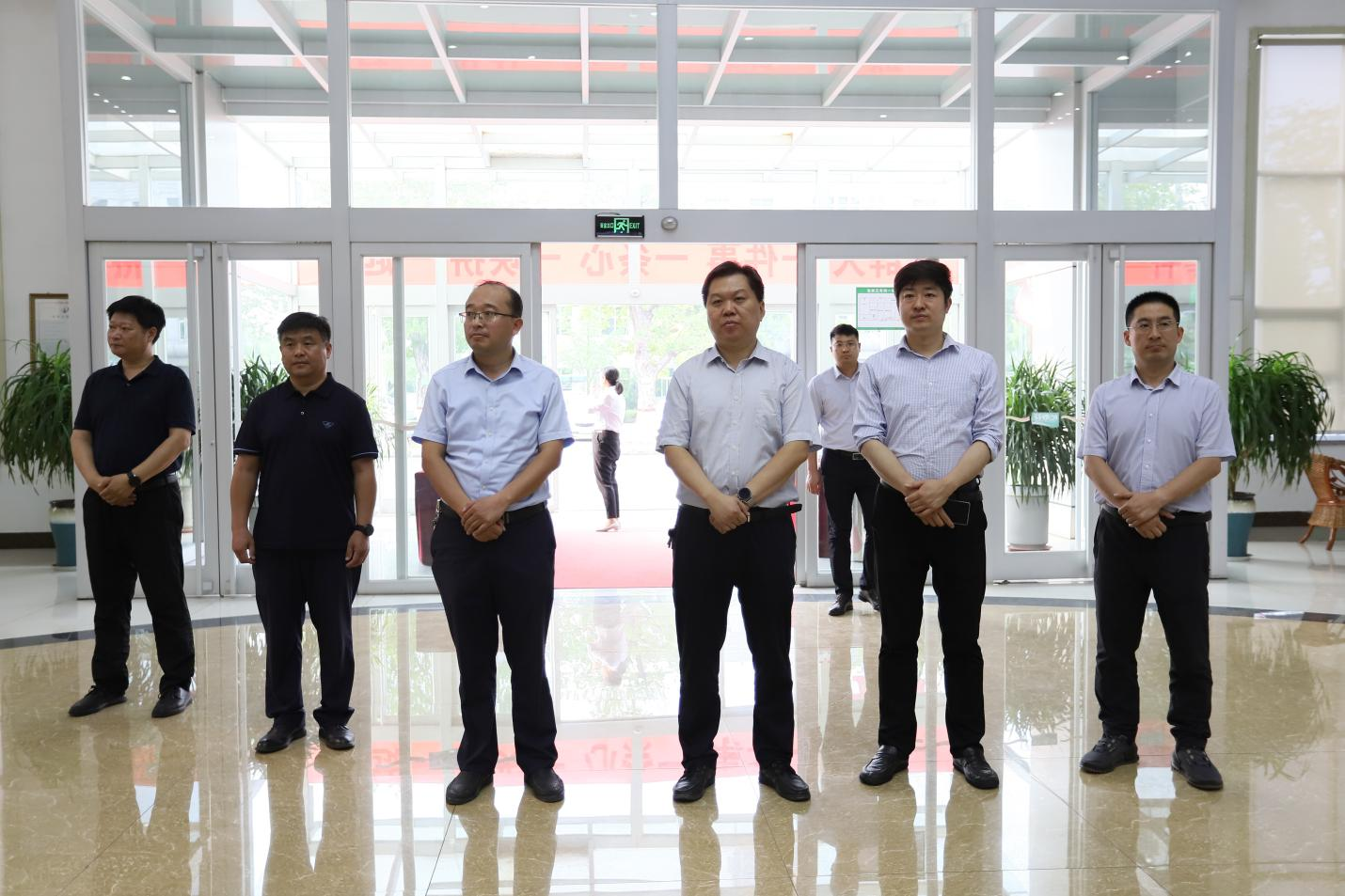 夏津县行政审批服务局党组书记郭立军一行来山东s36沙龙会集团学习考察