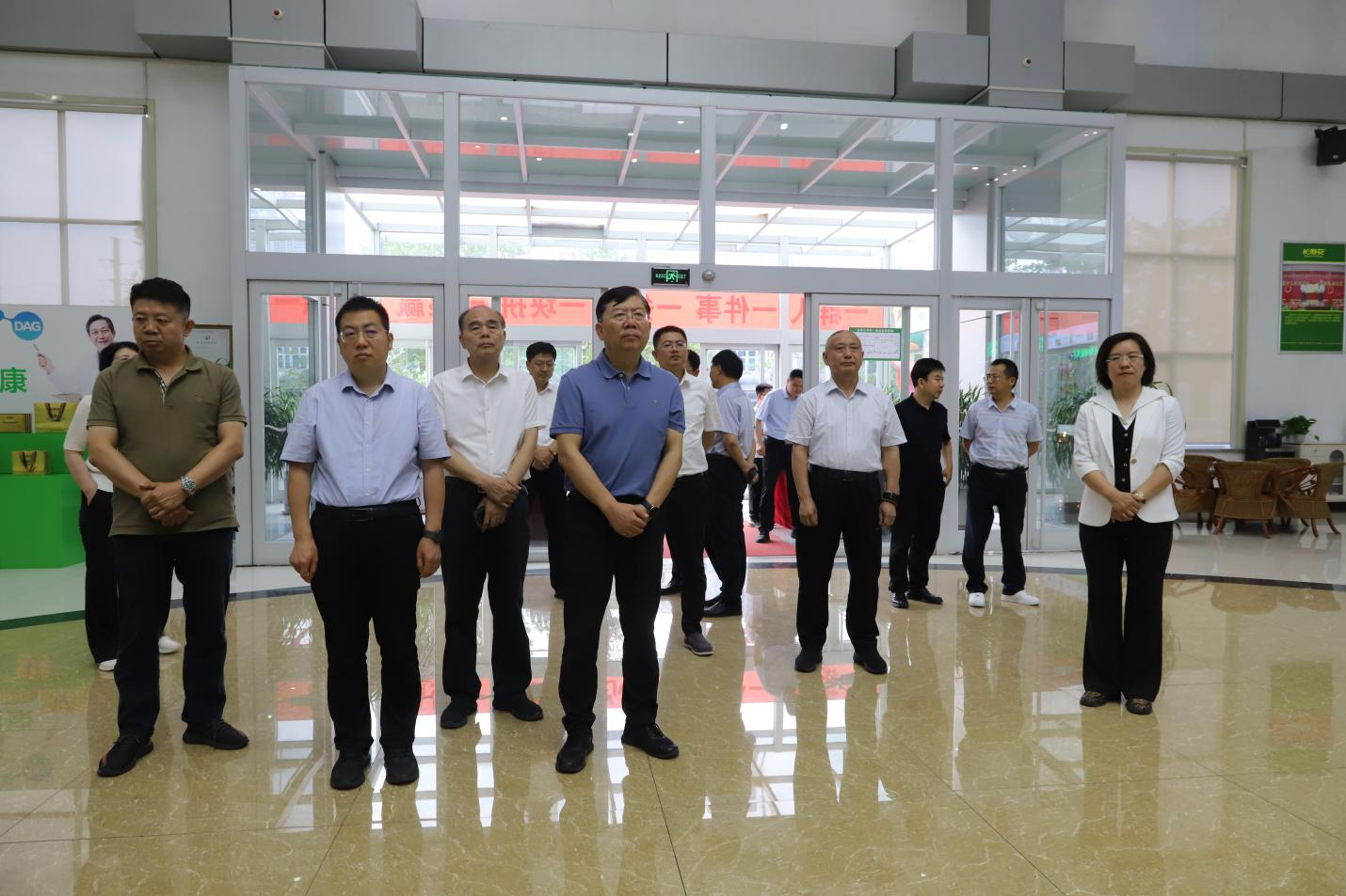 河南省政府参事、省政府原秘书长刘世伟一行来山东s36沙龙会集团调研