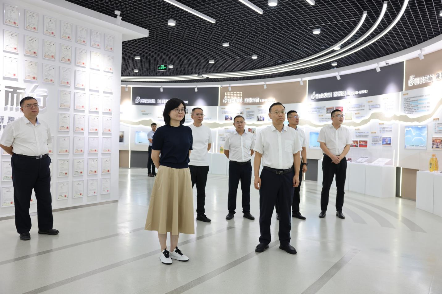 邮储银行滨州分行党委书记、行长梁骞一行来山东s36沙龙会集团走访调研