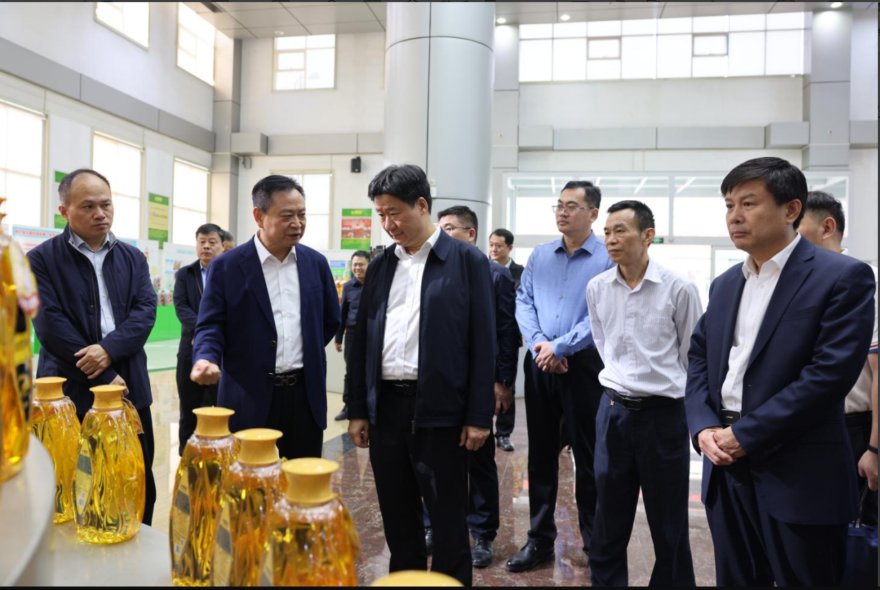 广东省市场监管局党组成员、副局长郭宇华一行来山东s36沙龙会集团调研