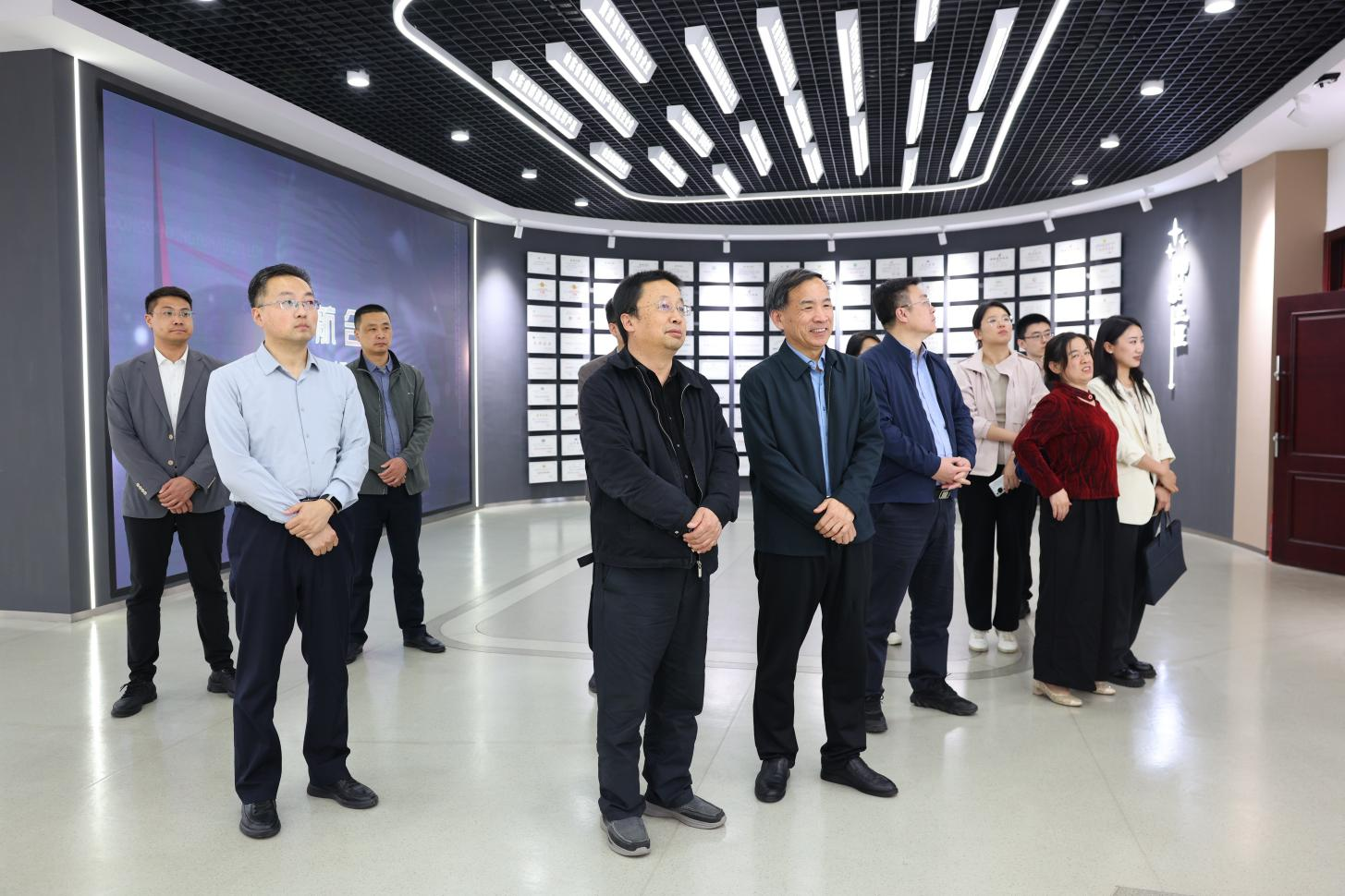 威海市科技局副局长姜新一行来山东s36沙龙会集团调研