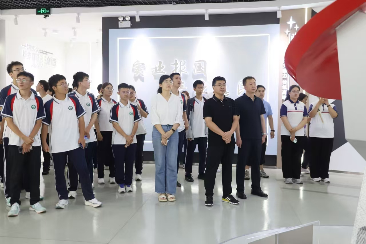 邹平市2025 年“家乡印记 梦想启航”——高三优秀师生看家乡主题教育活动走进山东s36沙龙会集团