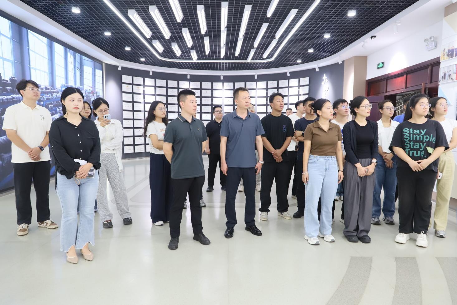 韩店镇青年干部来山东s36沙龙会集团参观