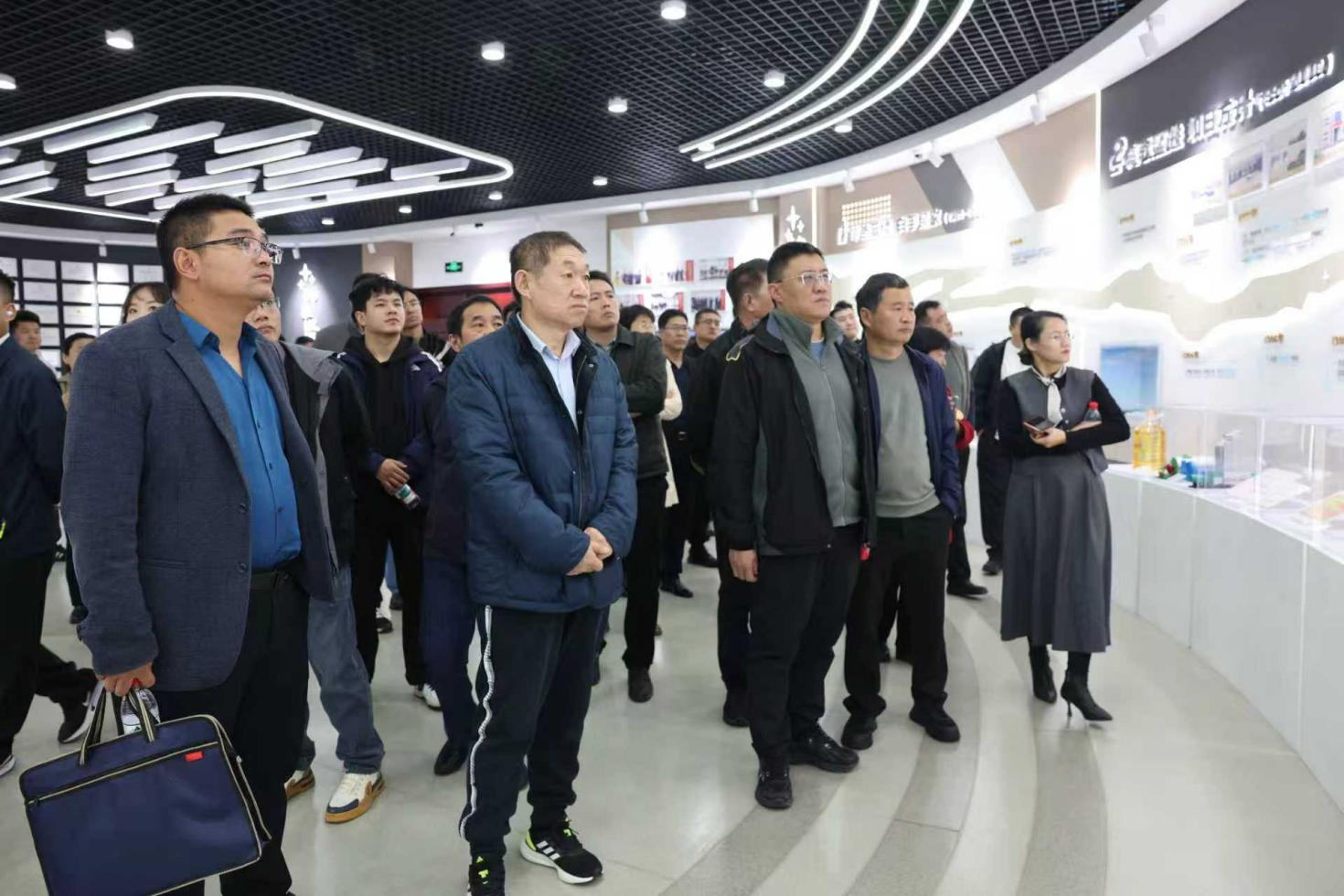 全市新兴领域党建工作示范点党组织书记培训班来山东s36沙龙会集团参观