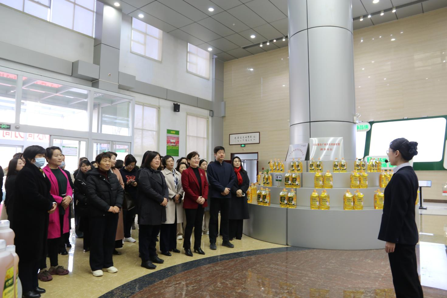 邹平市女企业家协会2025年度工作会议与会人员来山东s36沙龙会集团观摩交流