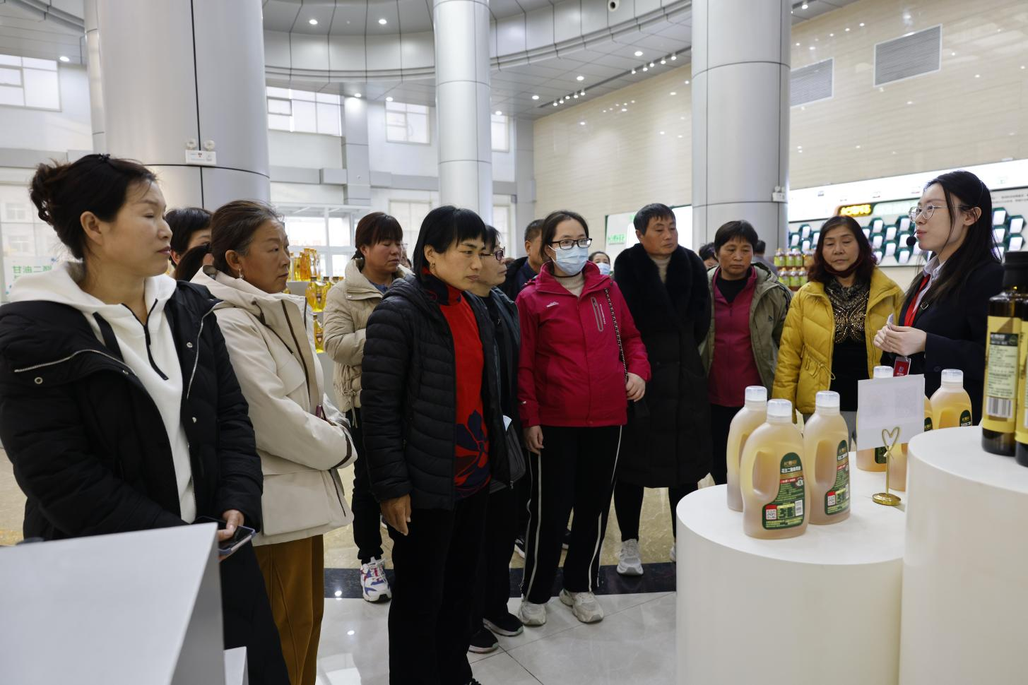 广饶县高素质农民培育跟踪指导培训班走进山东s36沙龙会集团