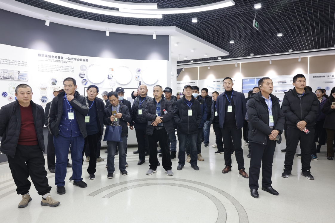 乐陵市高素质农民培训班走进山东s36沙龙会集团参观学习