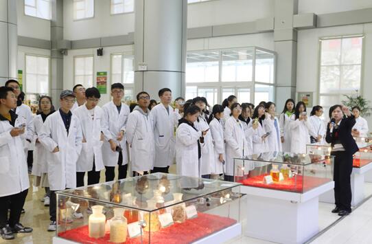 滨州学院师生来山东s36沙龙会集团参观学习