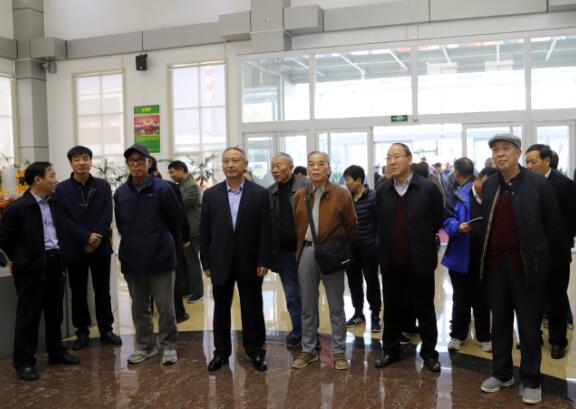 省人大常委会机关退休干部来s36沙龙会集团参观考察