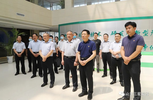 省民营企业高质量发展服务队到山东s36沙龙会集团参观并开展赠书送学活动