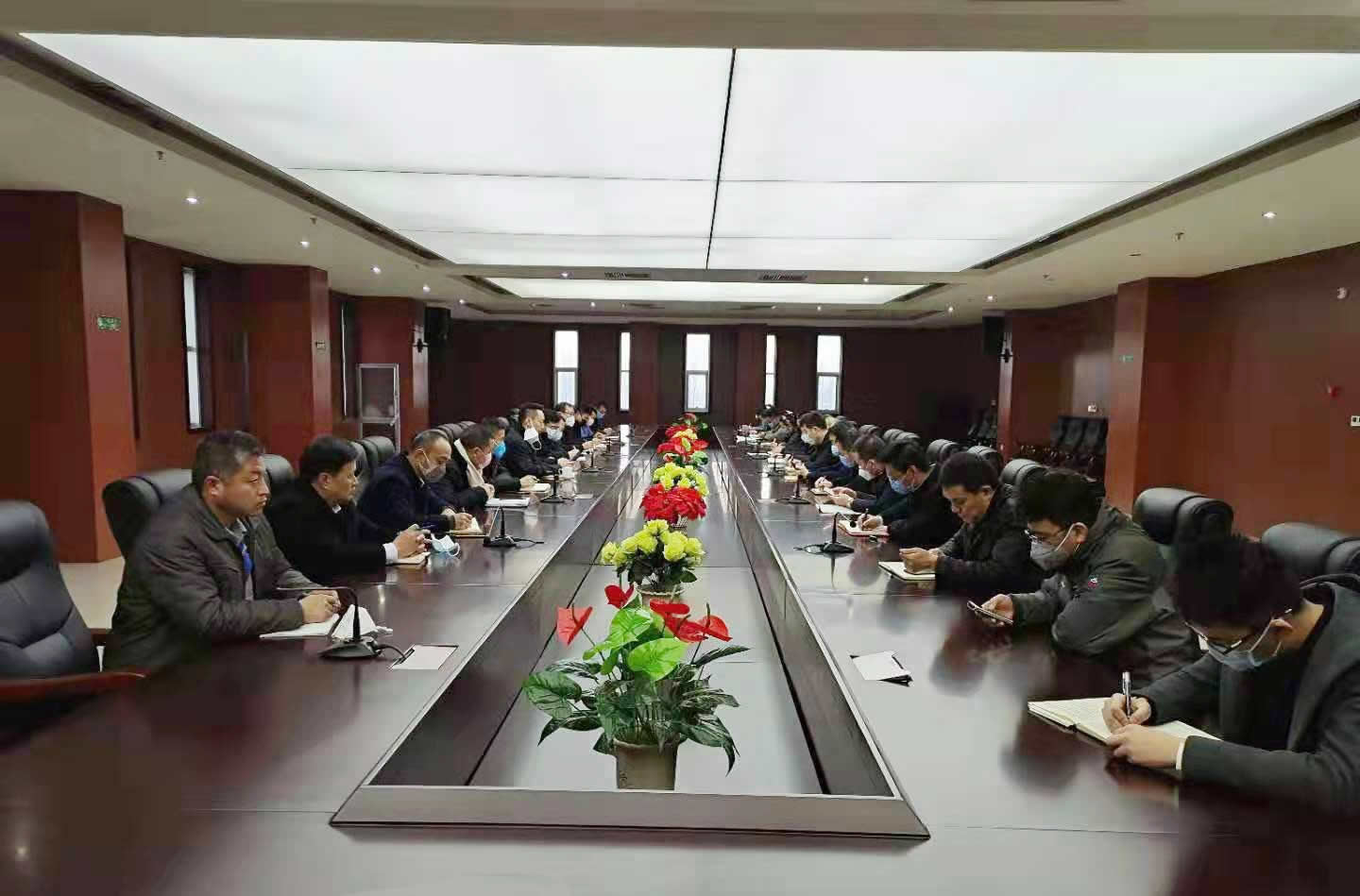 山东s36沙龙会集团组织召开疫情防控部署会